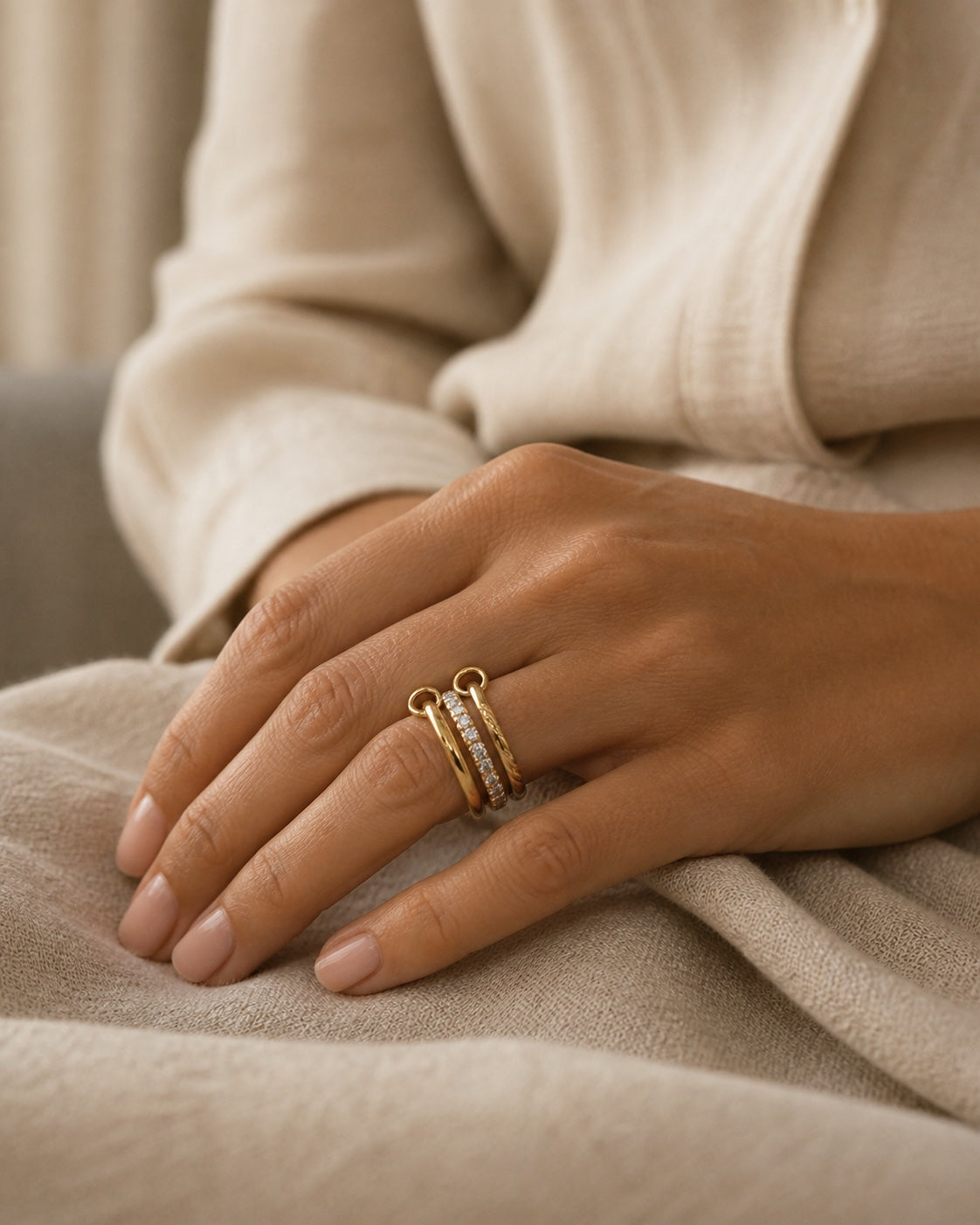 Woman wearing the two-tone MAREA Current Ring on her hand