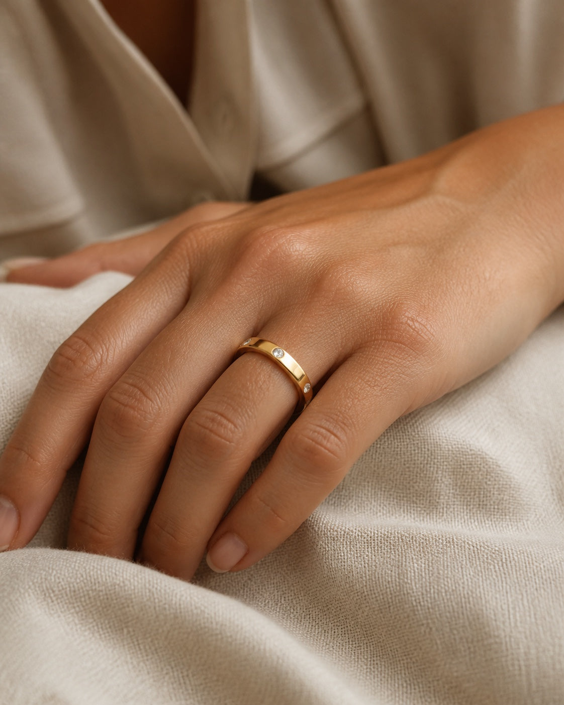 Woman wearing the gold MAREA Eternity Ring on her hand