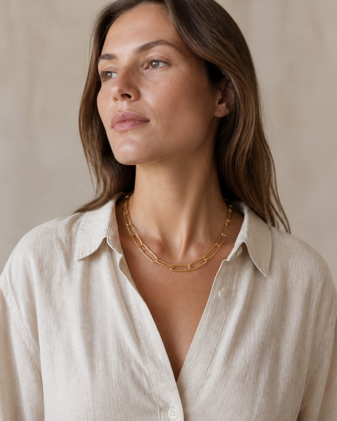 Woman wearing the gold MAREA Paperclip Necklace at the collarbone